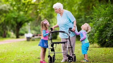 chodítko pro seniory paní.jpg